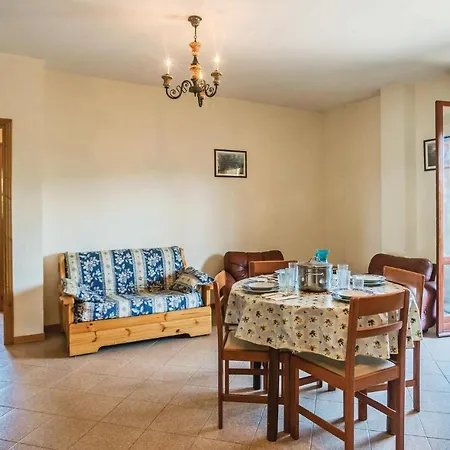 Awesome In W/ Outdoor Swimming Pool And 1 Bedrooms Tuoro sul Trasimeno
